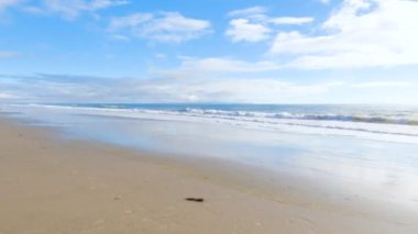 Kaliforniya 'daki El Capitan Eyalet Sahili' nin geniş kumları kış boyunca boş ve huzurlu uzanır..