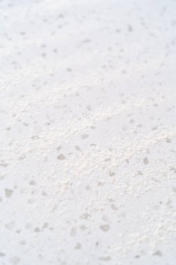 Fransız merdanesiyle yuvarlanan ekmek hamuru naan dippers pişirmek için.