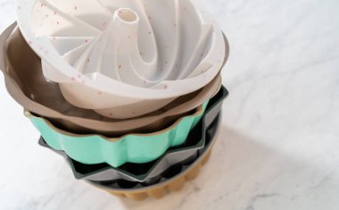 Farklı renkler ve şekiller yığını Pasta kalıpları.