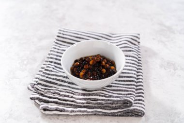 Küçük beyaz bir kasede yeni pişmiş boba incileri..