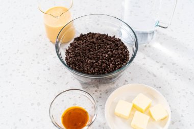 Şekerleme yapmak için cam karıştırma kabında ölçülmüş malzemeler..