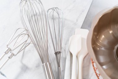 Mutfak tezgahında kek pişirmek için mutfak aletleri..