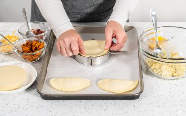 Börek hamurunu yumurta dolmasıyla doldurarak kahvaltıda yumurta ve tatlı patatesle börek yapmak..