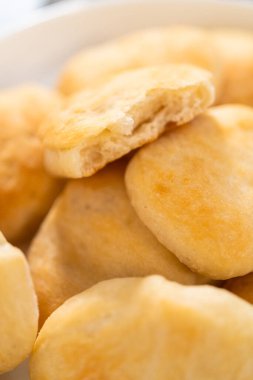 Beyaz bir tabakta ev yapımı naan dippers servis ediyorum..