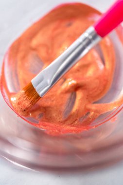 Çikolata süslemek için parlak pembe bir parıltı..