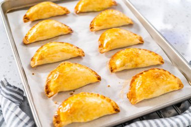 Mutfak tezgahında yumurta ve tatlı patatesli taze pişmiş börek..