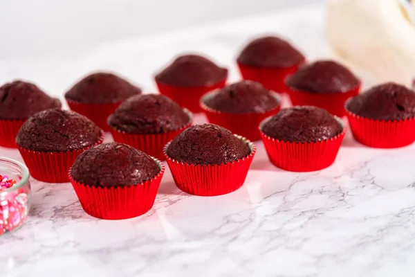 Piping White Chocolate Ganache Frosting Top Red Velvet Cupcakes Topping — Stock Photo, Image