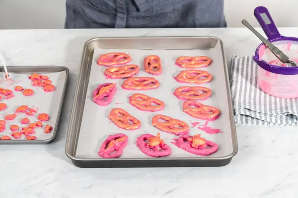 Painting Chocolate Covered Pretzel Twists Glittery Luster — Stock Photo, Image