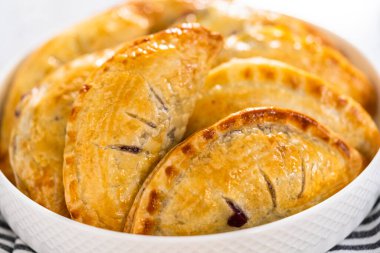 Mutfak tezgahında yaban mersinli taze pişmiş tatlı börekler..