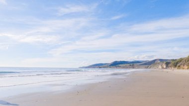 Kaliforniya 'daki El Capitan Eyalet Sahili' nin geniş kumları kış boyunca boş ve huzurlu uzanır..
