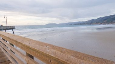 Güneş batarken Pismo Sahili, içi boş, kumlu kumlu, altın renklerle dolu büyüleyici bir kış harikalar diyarına dönüşüyor. Dalgaların huzur veren sesleri,