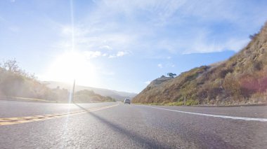 Güneşli bir kış gününün güzelliğiyle Las Cruces yakınlarındaki HWY 1 'de gezinen Kaliforniya, berrak mavi gökyüzünün arka planına karşı fevkalade kıyı manzarası sunuyor..