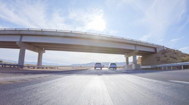 HWY 15, California, ABD-3 Aralık 2022 Nevada 'dan Kaliforniya' ya bir yolculuğa çıkan, gün içinde 15. otoyolda araba kullanan eyaletler arasında manzaralı manzaralar ve heyecan verici bir yolculuk sunuyor..