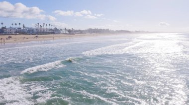 Pismo Sahili, kış günlerinde oldukça boş. Geniş kumlu sahili ve dalgaların rahatlatıcı sesleriyle huzurlu ve huzurlu bir atmosfer sunuyor..