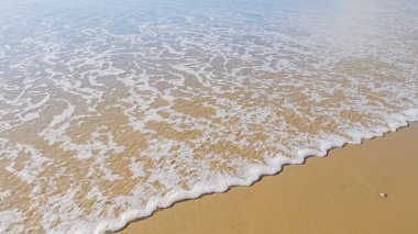 Pismo Sahili, kış günlerinde oldukça boş. Geniş kumlu sahili ve dalgaların rahatlatıcı sesleriyle huzurlu ve huzurlu bir atmosfer sunuyor..