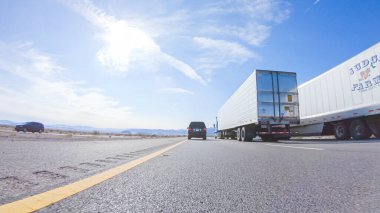 HWY 15, California, ABD-3 Aralık 2022 Nevada 'dan Kaliforniya' ya bir yolculuğa çıkan, gün içinde 15. otoyolda araba kullanan eyaletler arasında manzaralı manzaralar ve heyecan verici bir yolculuk sunuyor..
