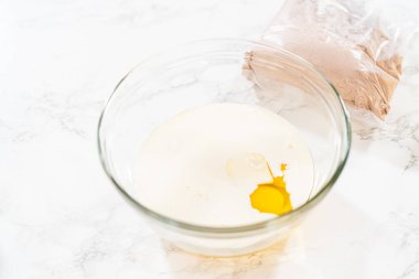 El çırpma makinesiyle, malzemeler cam karıştırma kabında ustalıkla karıştırılarak nefis bir çikolatalı kek elde ediliyor..