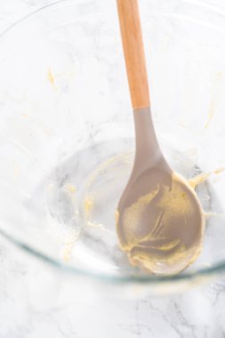 Paskalya ekmeği pişirmek için ekmek hamurunu kağıt kalemin içine karıştırmak..