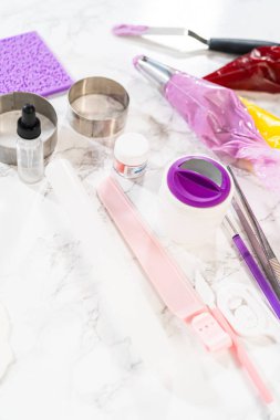 Vanilyalı ve çikolatalı kekleri incelikle süsleyip onları doğum günü kutlaması için uygun ziyafetlere dönüştürüyor..