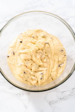 Minik Paskalya ekmeği pişirmek için cam bir kasede hamur büyütüyorum..