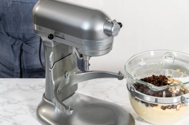 Mini Paskalya ekmeği pişirmek için mutfak mikseri malzemelerini karıştırıyorum..