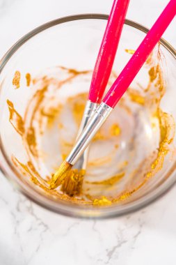 Paskalya yumurtası boyası. Paskalya yumurtalarını altın sarısı boyuyor..