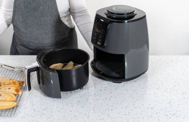 Fritözde vişneli börek kızartıyorum..