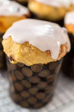 Beyaz limon jöleli mini Paskalya ekmeği..