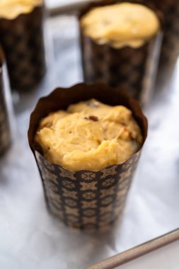 Minik Paskalya ekmeği pişirmek için kağıt kaplamalı hamur artışı.