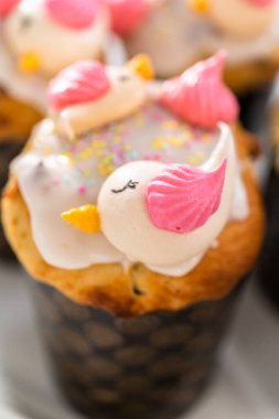 Limon jöleli taze Paskalya ekmeği, serpiştirilmiş ve kuş şeklinde kurabiyelerle süslenmiş..