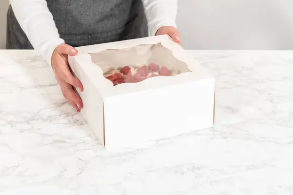 Con Cuidado Pastel Chocolate Blanco Raspberry Bundt Envasa Una Caja — Foto de Stock