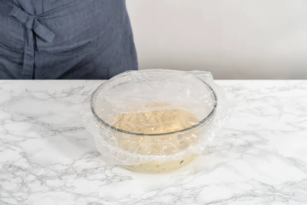 Rosnące Ciasto Szklanej Misce Mieszania Pieczenia Mini Chleb Wielkanocny Kulich — Zdjęcie stockowe