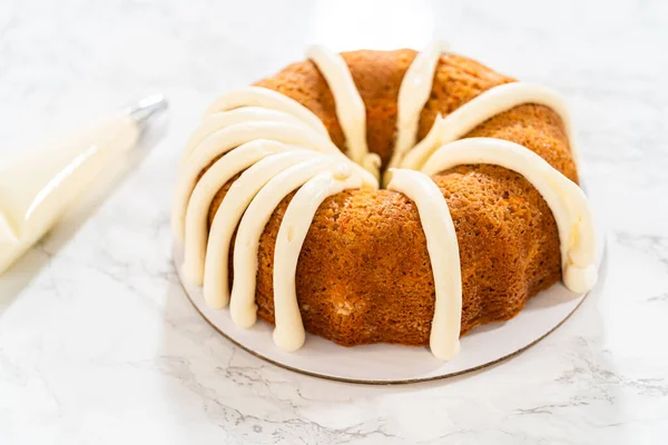 Prăjitura Morcovi Proaspăt Coaptă Este Înghețată Frumos Strat Delicios Glazură — Fotografie, imagine de stoc