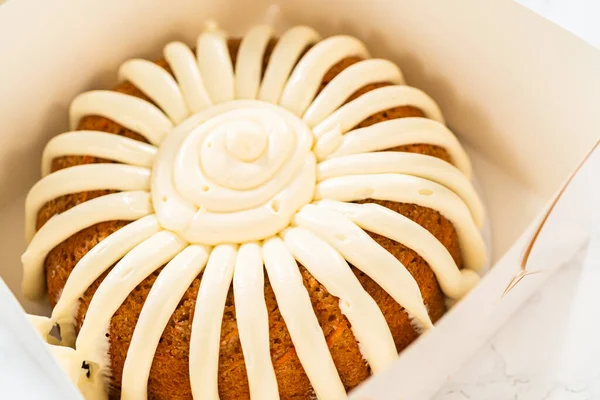 胡萝卜面包蛋糕被小心地包装在一个白纸面包盒中 准备好送礼或分享 — 图库照片