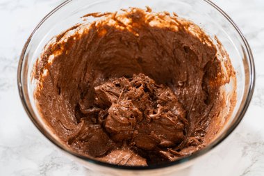 El çırpma makinesiyle, malzemeler cam karıştırma kabında ustalıkla karıştırılarak nefis bir çikolatalı kek elde ediliyor..