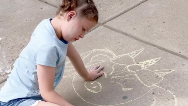 Dívka Kreslí Křídu Umění Příjezdové Cestě Letní Den — Stock video