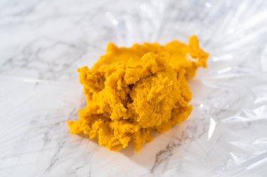 Limon jöleli limonlu kurabiye. Buzdolabında soğutmak için kurabiye hamuru sarıp limon jöleli limonlu kurabiye yapıyorum..