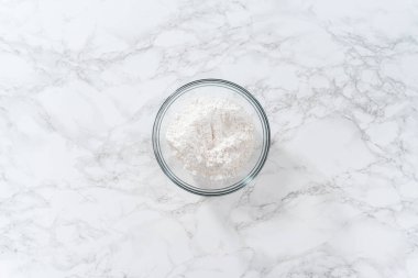 Düz yatıyordu. Limon jöleli. Limon jölesi yapmak için malzemeleri cam bir kapta çırpma kabıyla karıştırıyorum..