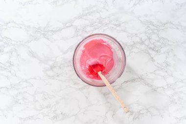 Düz yatıyordu. Ev yapımı kraliyet kreması yapmak için büyük bir cam karıştırma kabında malzemeleri karıştırıyorum..