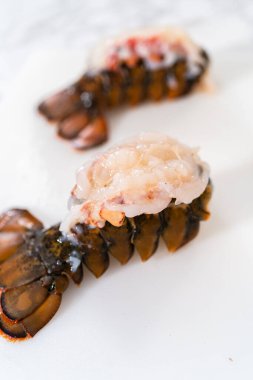 Sarımsaklı ıstakoz kuyruğu yapmak için çiğ ıstakoz kuyruğu hazırlıyorum..