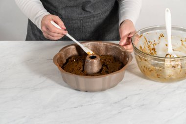 Zencefilli kek pişirmek için kek tereyağlı metal demet kek tepsisi ve karamel dolgulu kek..