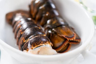 Sarımsaklı ıstakoz kuyruğu yapmak için çiğ ıstakoz kuyruğu hazırlıyorum..