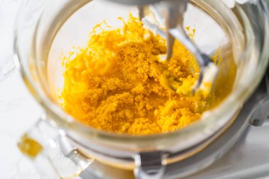 Limon jöleli limonlu kurabiye. Limon dilimleri ve limon jöleli kurabiyeler pişirmek için mutfak mikserinde malzemeler karıştırılıyor..