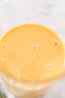 Kızılcık fıstıklı şekerleme hazırlamak için cam karıştırma kabında ölçülmüş malzemeler..