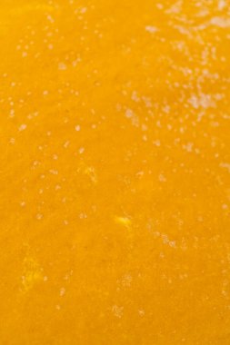 Limon jöleli limonlu kurabiye. Kurabiye hamurunu ayarlanabilir merdaneyle yuvarlamak ve limon jöleli kurabiye pişirmek için kurabiye kesmek..