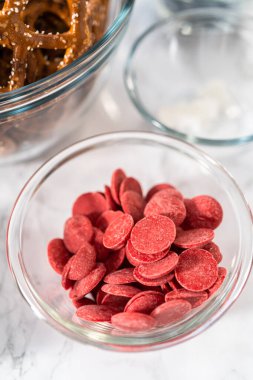 Kırmızı, beyaz ve mavi çikolata kaplı çubuk kraker hazırlamak için cam karışımında ölçülmüş malzemeler..