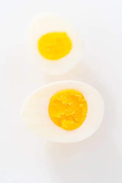 Krájení Vajíček Natvrdo Bílém Prkně — Stock fotografie