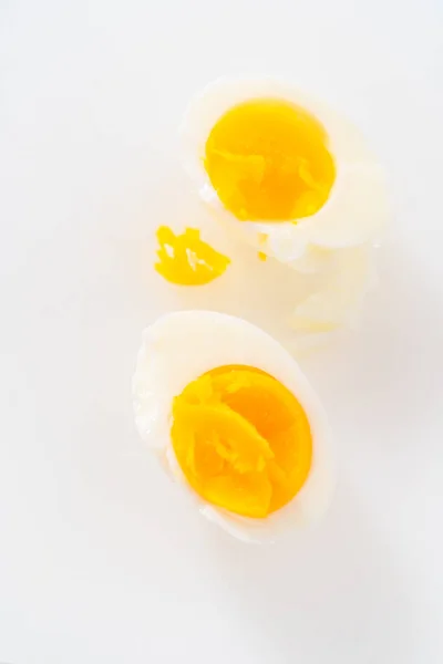 Hartgekochte Eier Auf Einem Weißen Schneidebrett Schneiden — Stockfoto