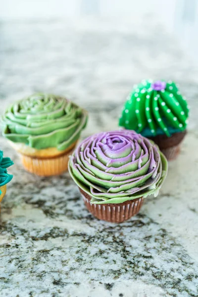 Met Behulp Van Boterroom Glazuur Vanille Chocolade Cupcakes Zijn Ingewikkeld — Stockfoto