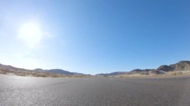 HWY 15, California, ABD-3 Aralık 2022 Nevada 'dan Kaliforniya' ya bir yolculuğa çıkan, gün içinde 15. otoyolda araba kullanan eyaletler arasında manzaralı manzaralar ve heyecan verici bir yolculuk sunuyor..